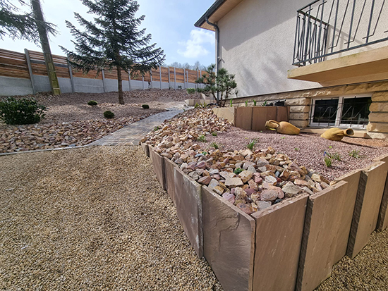 paillage minéral avec palis en grès