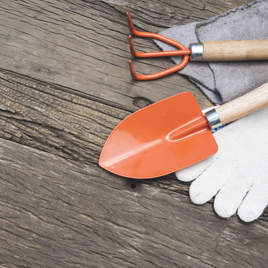 outils oranges de paysagistes avec des gants