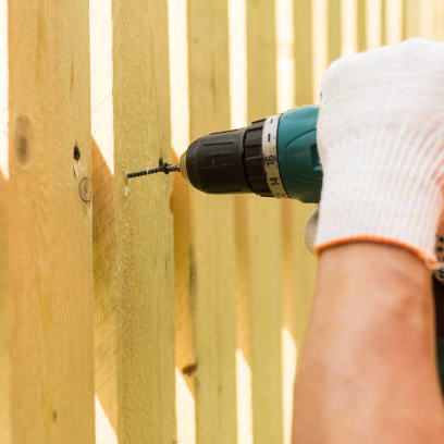 Construction d'une clôture par un paysagiste