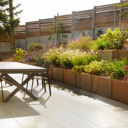 terrasse pierre naturelle et massifs surélevés paysagiste marne