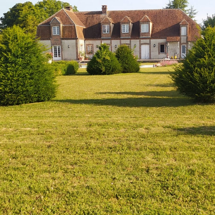 tonte de grand jardin sous le soleil dans la marne